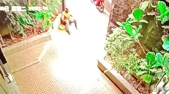 6月9日，广东深圳。

虽然刚下过一阵雨，空气中还是潮湿夹杂着闷热，地面上时不时