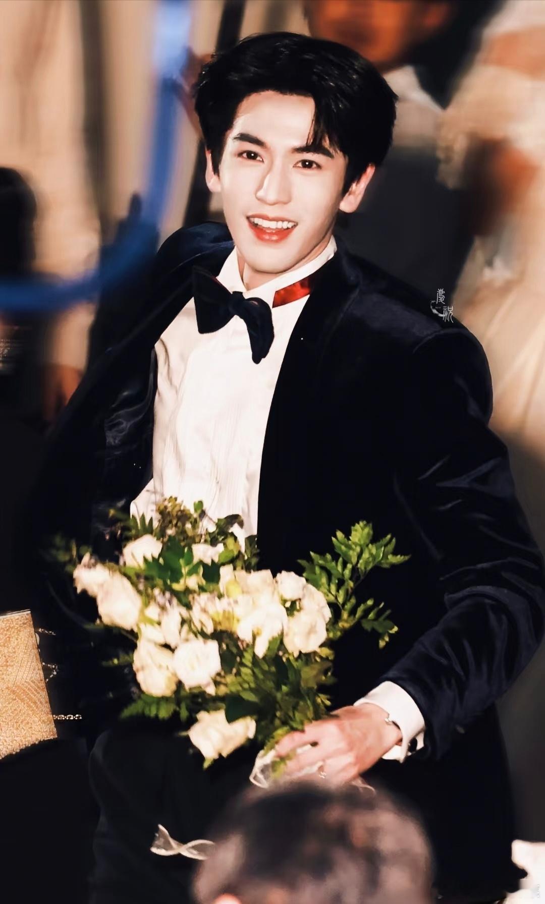 金靖说明显感觉到张凌赫太火了那…当然啦！这下好了，都知道张凌赫🔥 