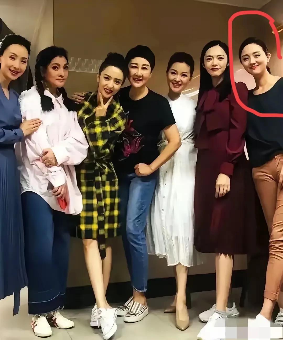 不看不知道，一看才发现

7位漂亮的女演员合影里，我发现最漂亮的还要属朱媛媛
