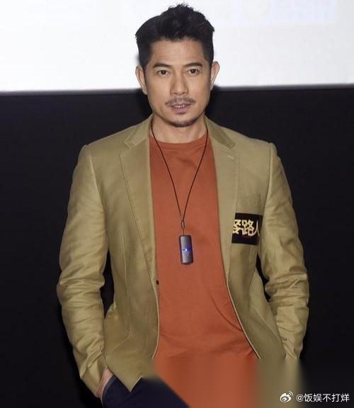 鲁豫问郭富城:“如果你不是做演员，你觉得你会是怎么样？”郭富城说:“我一定是一个