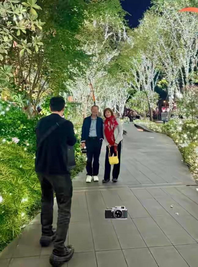 陈乔恩带老公陪父母逛街吃饭，艾伦给岳父母拍照，指导动作好贴心 