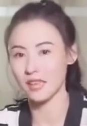 张柏芝，你要坚强起来好好抚养你的三个儿子，你的一生真的不容易，你是一个了不起的女