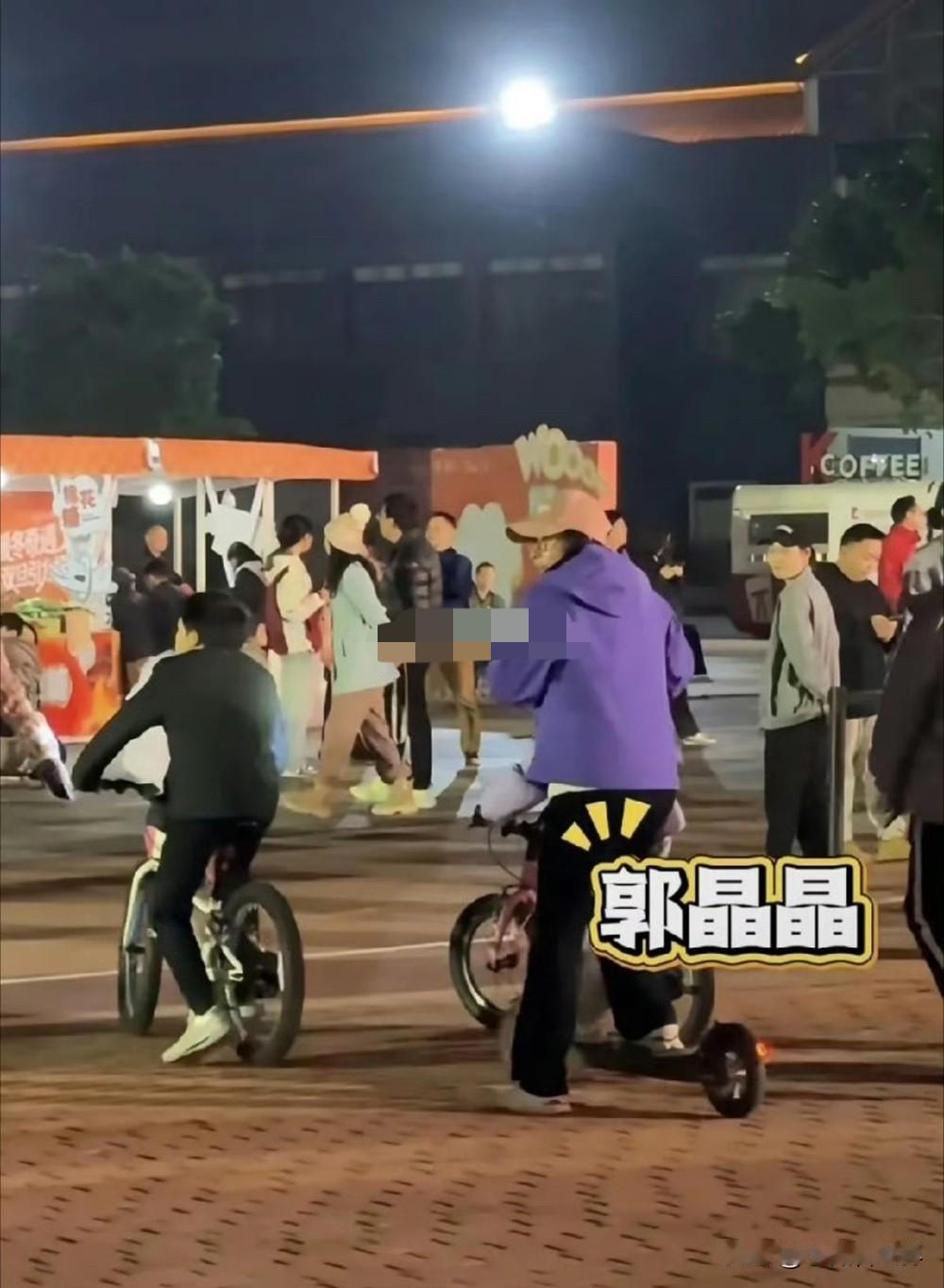 在广州南沙蒲洲广场，有人偶遇郭晶晶带孩子玩：先陪三个孩子骑自行车，一家人穿得朴素