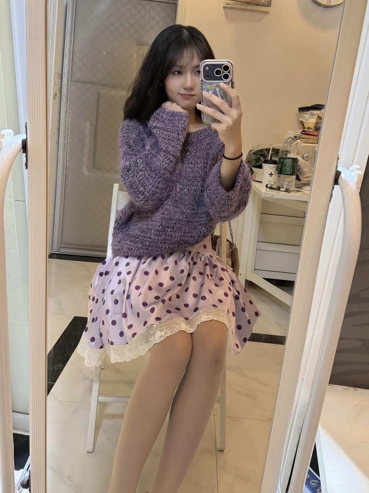 今天的OOTD是温柔紫系～💜
毛茸茸的香芋紫毛衣软乎乎的，混着细闪巨显白！搭浅