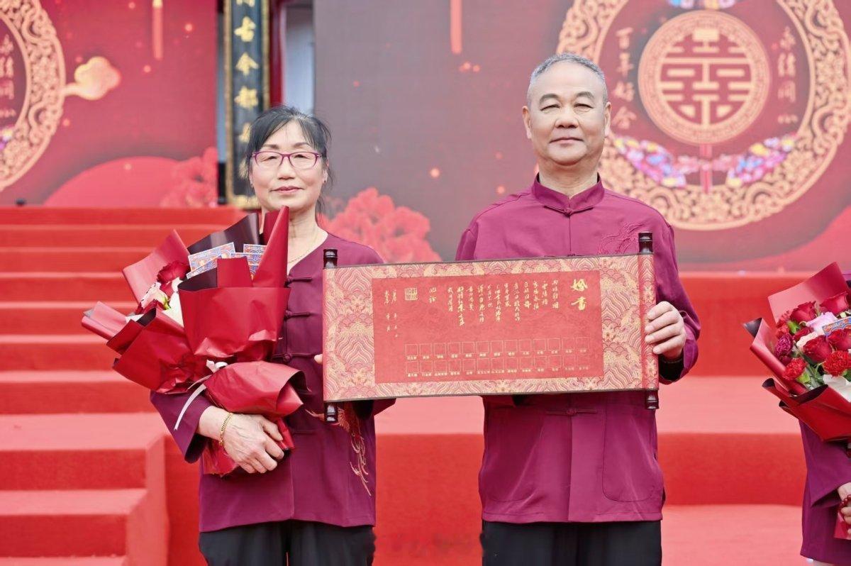 宁波老夫妻相伴五十五载深情动人 5月20日，结婚55年的陈伟富、倪亚裴夫妇，在鄞