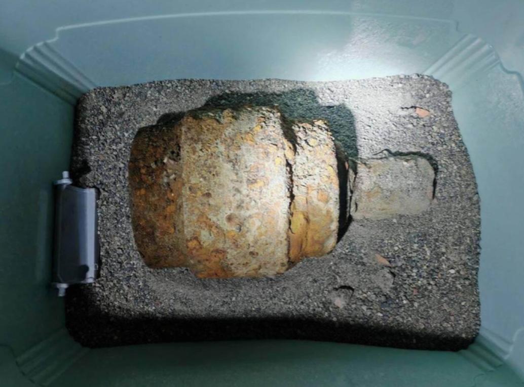 “简直后怕！”3月11日，四川成都，一老人在河边干活时，挖到一个“铁疙瘩”，以为