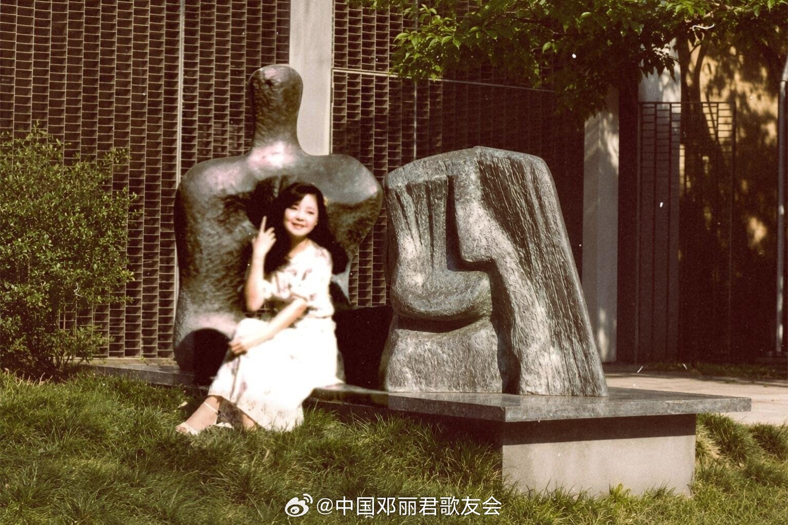 1979年4月，美国加州大学，墨菲雕塑花园前留影。（小红书）邓丽君邓丽君加州大学