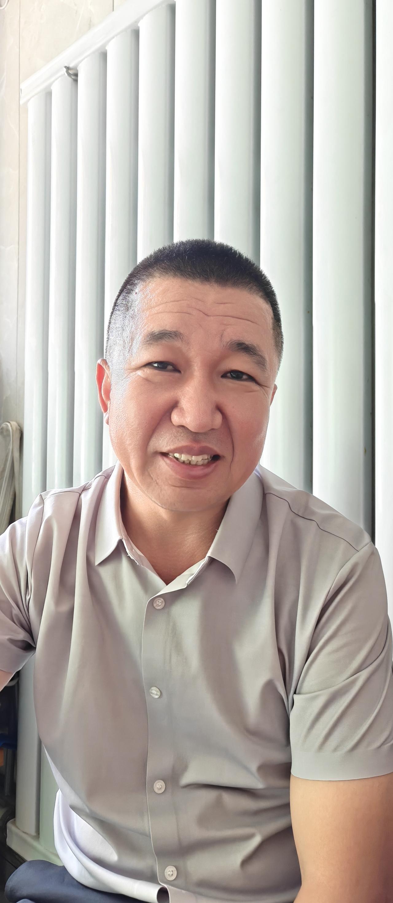 老解祖上是陕北人，目前生活在鄂尔多斯达拉特旗，有意思的是，这里几乎所有人，都说着