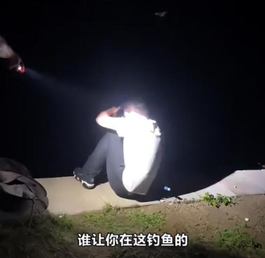 四川，一男子不顾水库警示，多次跑到私人水库钓鱼，水库老板发现后制止，却因操作不当