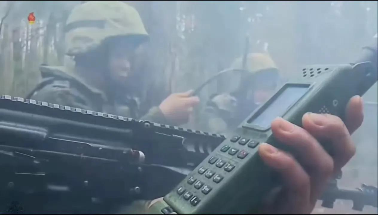 俄罗斯对入俄作战的朝军官兵很重视，给的装备都是顶配。这名朝军士兵手中拿的是俄军制