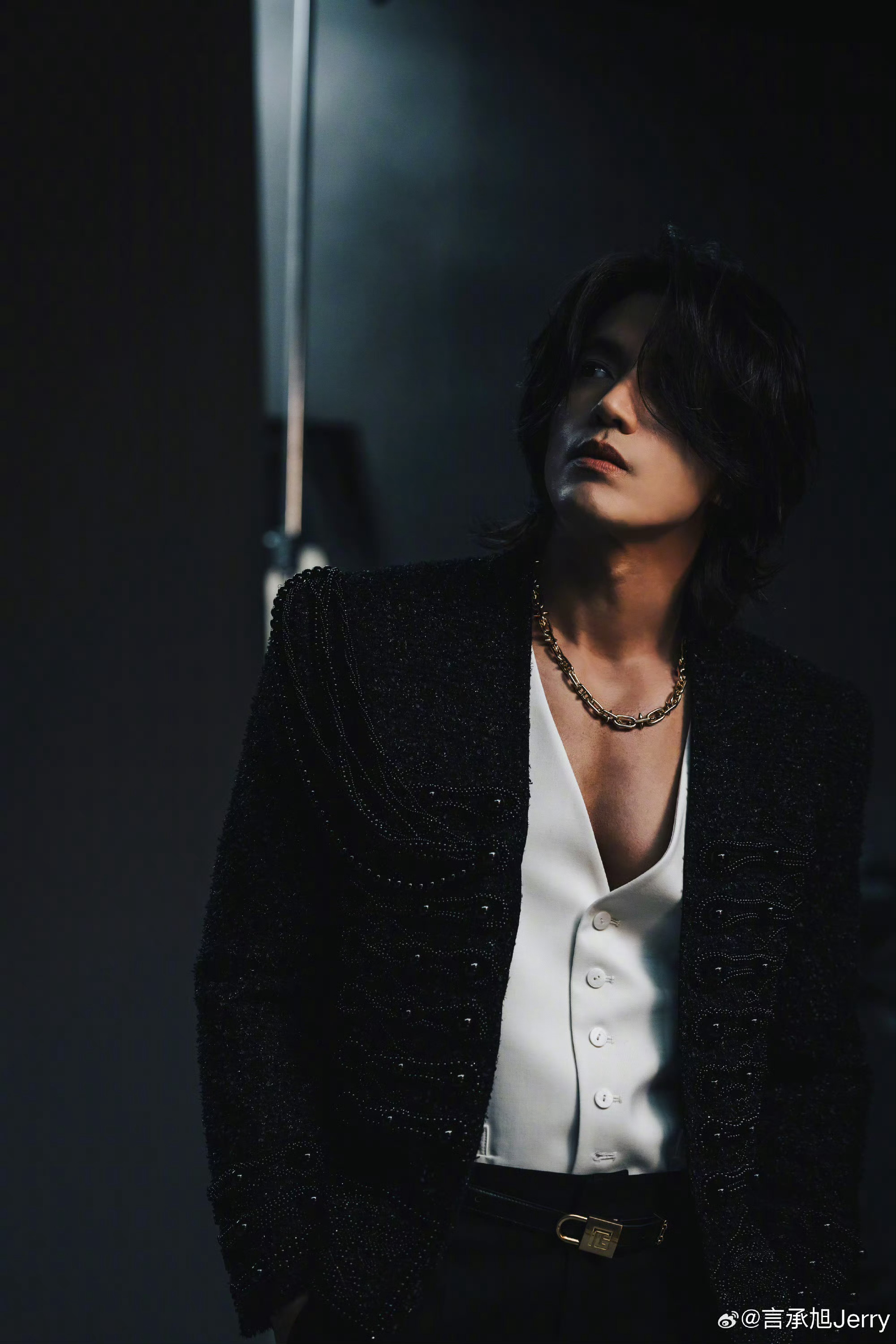 言承旭提词器舞台提词器本就是行业常规，情绪提示不过是为了更好的舞台呈现。不必过度