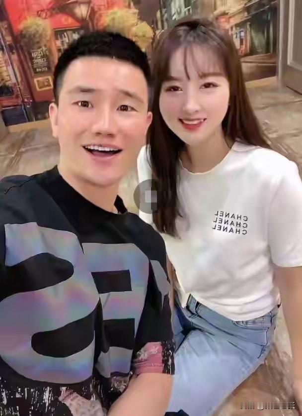 难怪嘎子直播如此拼命。查了他媳妇背景，一切都合理了。其妻子郭珊珊是高铁乘务员，2