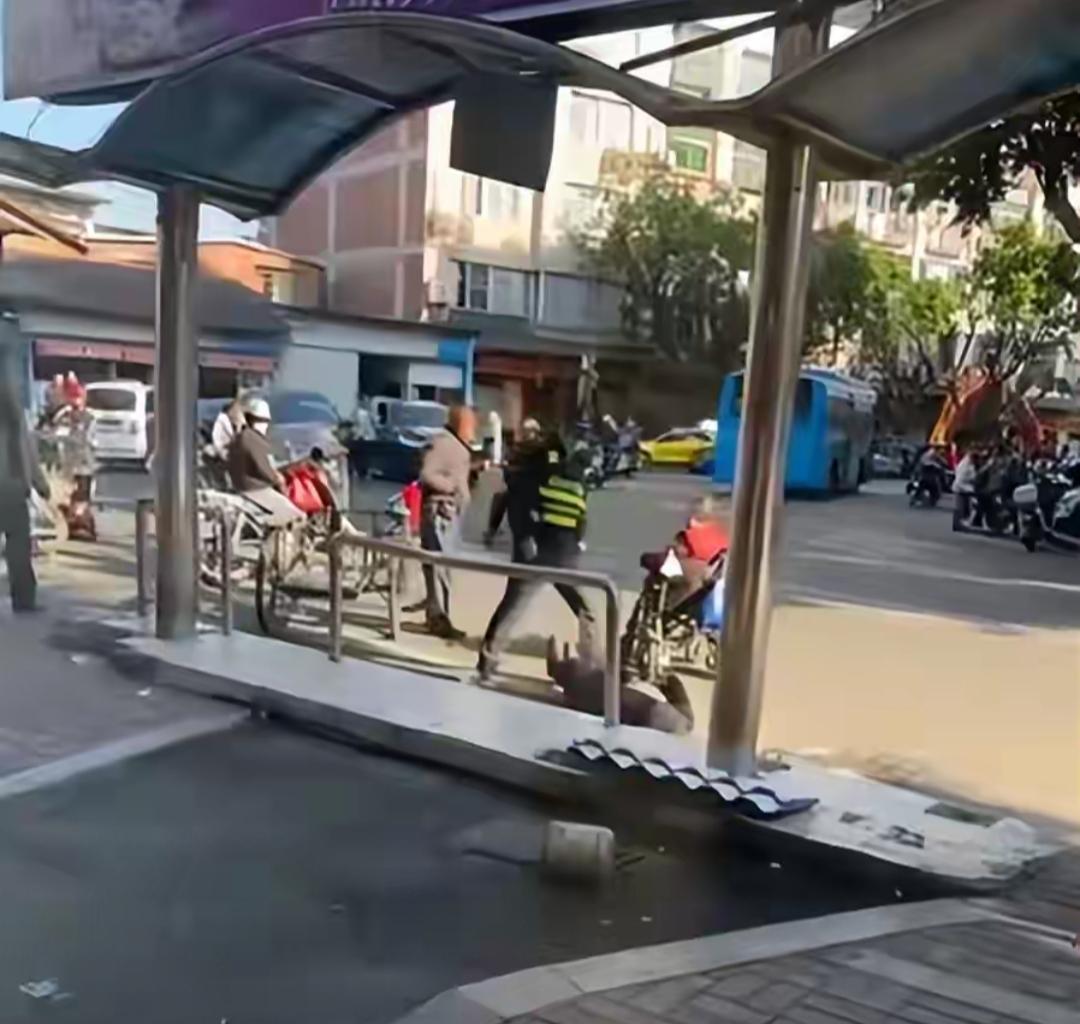 这是得有多大仇?都要走了，还要飞奔过来一拳打倒一个颤颤巍巍的老人，而且是脑袋着地