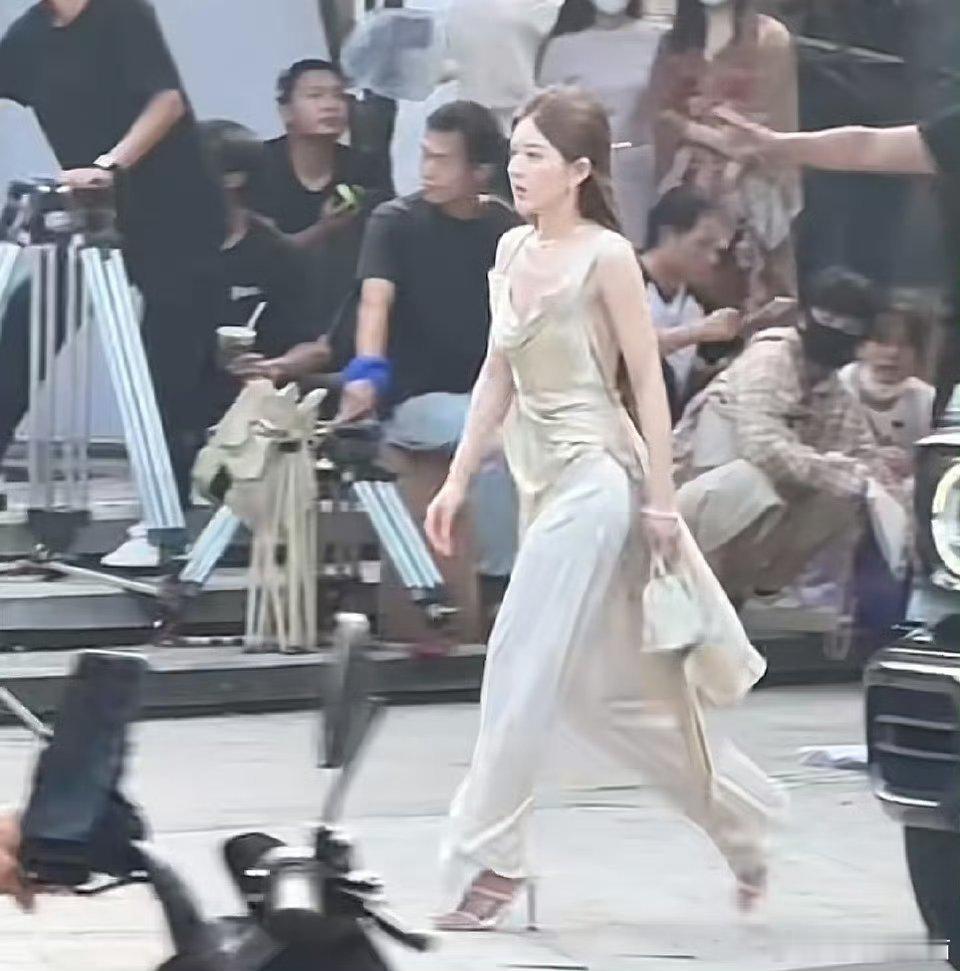 赵露思真实的身材比例是这样的，穿高跟鞋比例也很一般啊 ​​​