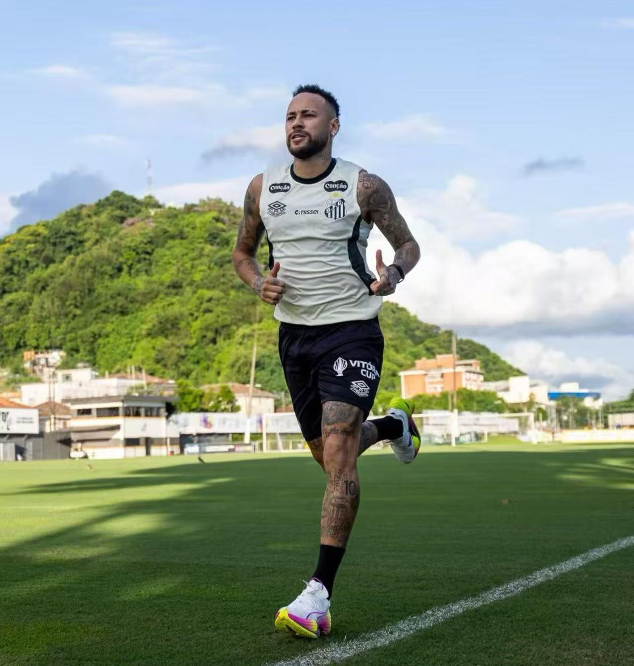 一：内马尔的身体健康已恢复了
二：还有弟媳去了葡超踢球，表现也很好，三场首发踢满