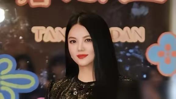 半年直接瘦下五十斤，很多人都夸李湘意志力强大，其实人家根本不是硬扛着饿肚子，是直
