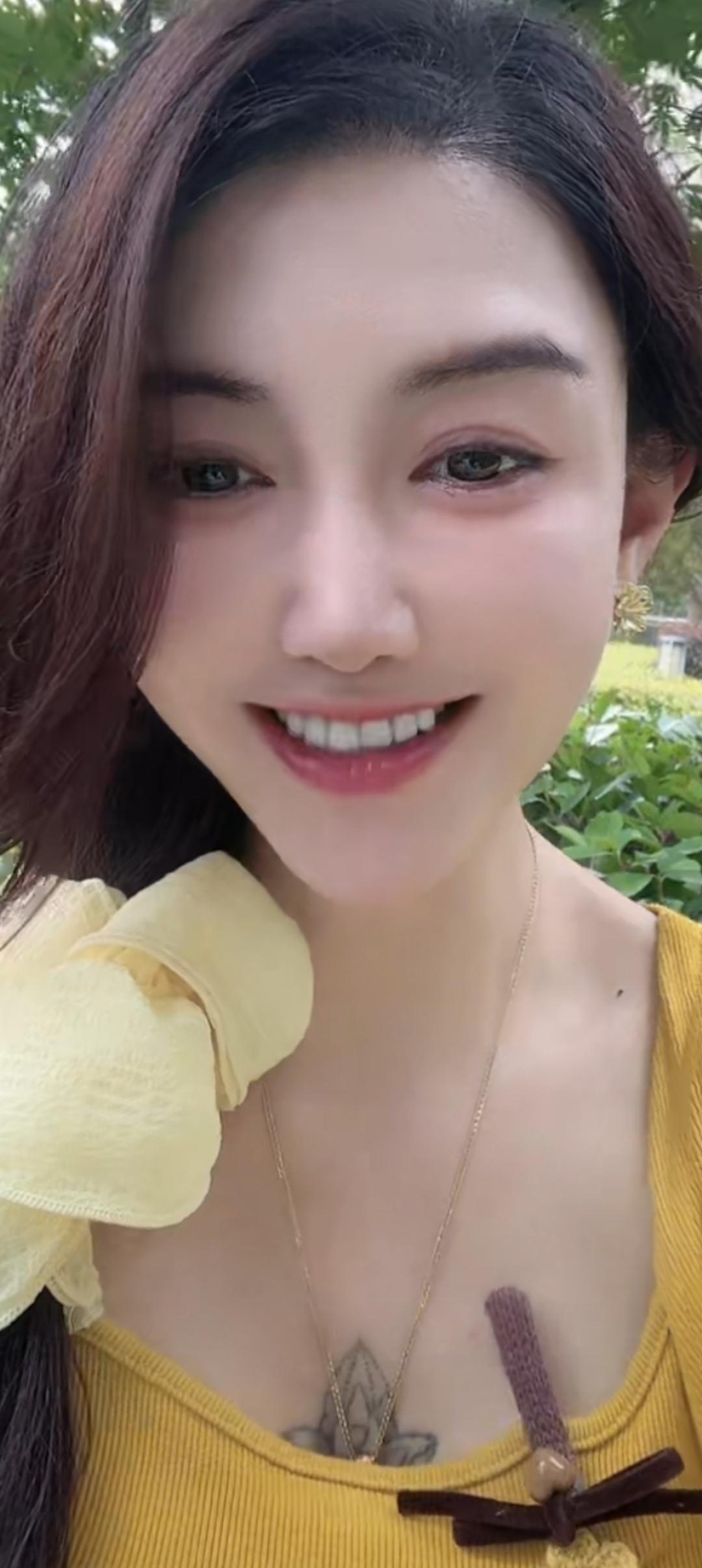 这位小姐姐在微笑，好漂亮！