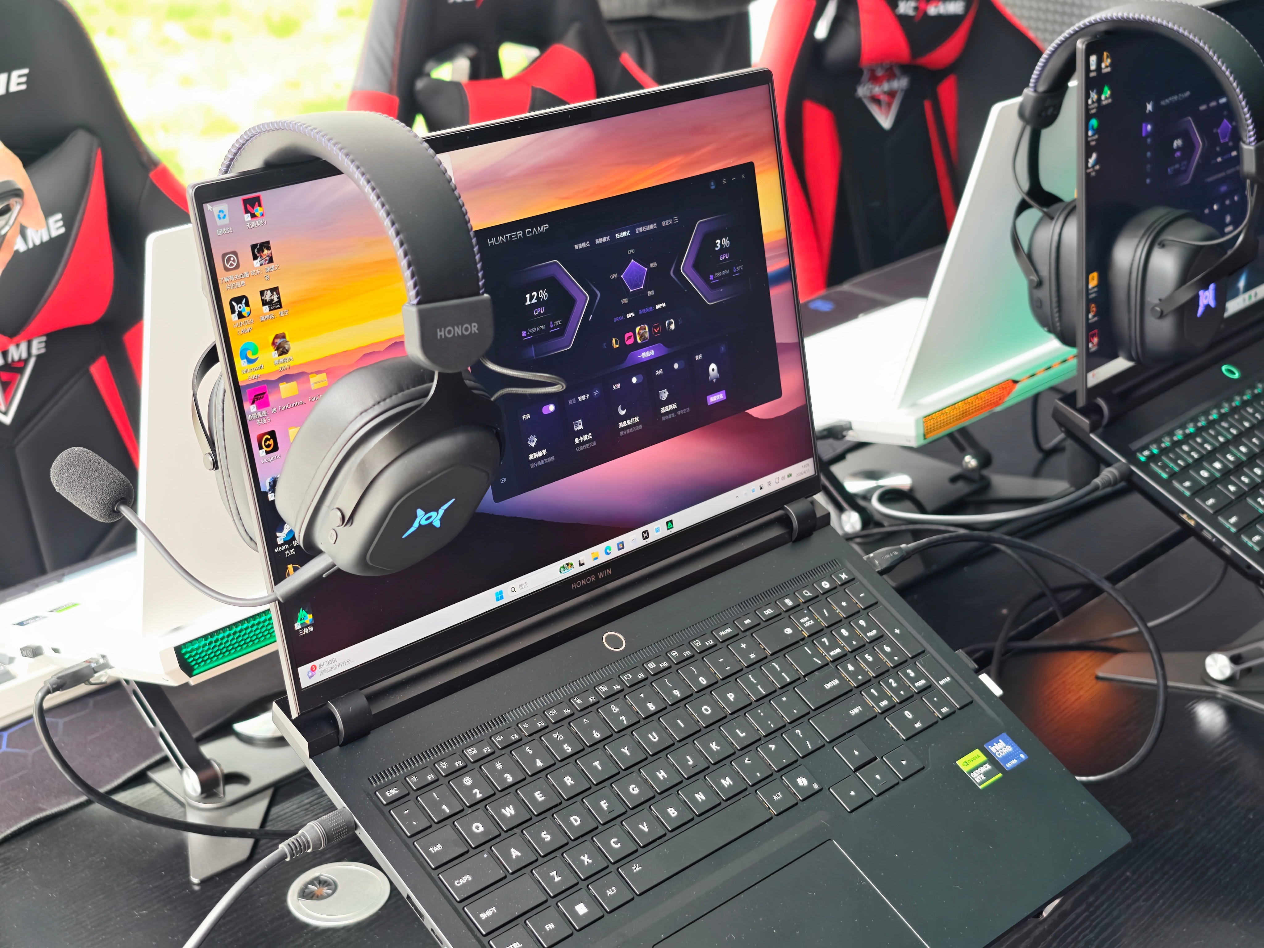 到荣耀PC新品技术沟通会现场了，这个白色是真好看，期待一波荣耀的天选养虾本和游戏