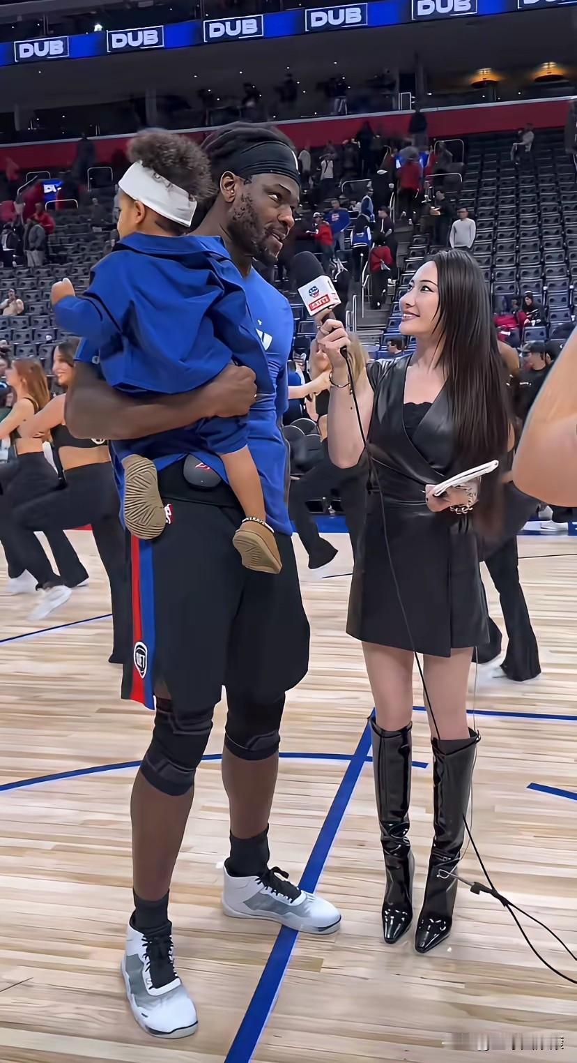 杀疯了！活塞主场这对比太绝了！斯图尔特vs美女主持，谁的穿搭才是球场顶流？
 