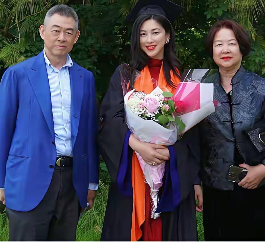 朱珠与父母的一张留影，父亲是冰淇淋品牌的创始人，妥妥的白富美 