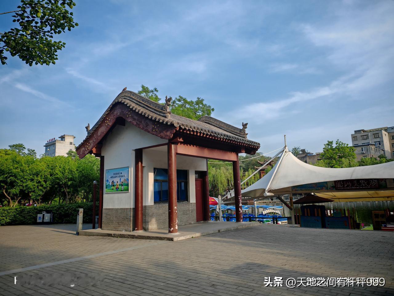 今天下午，孩子书法班下课后，我们来到了西安市南湖公园。

第一次走进南湖公园，瞬