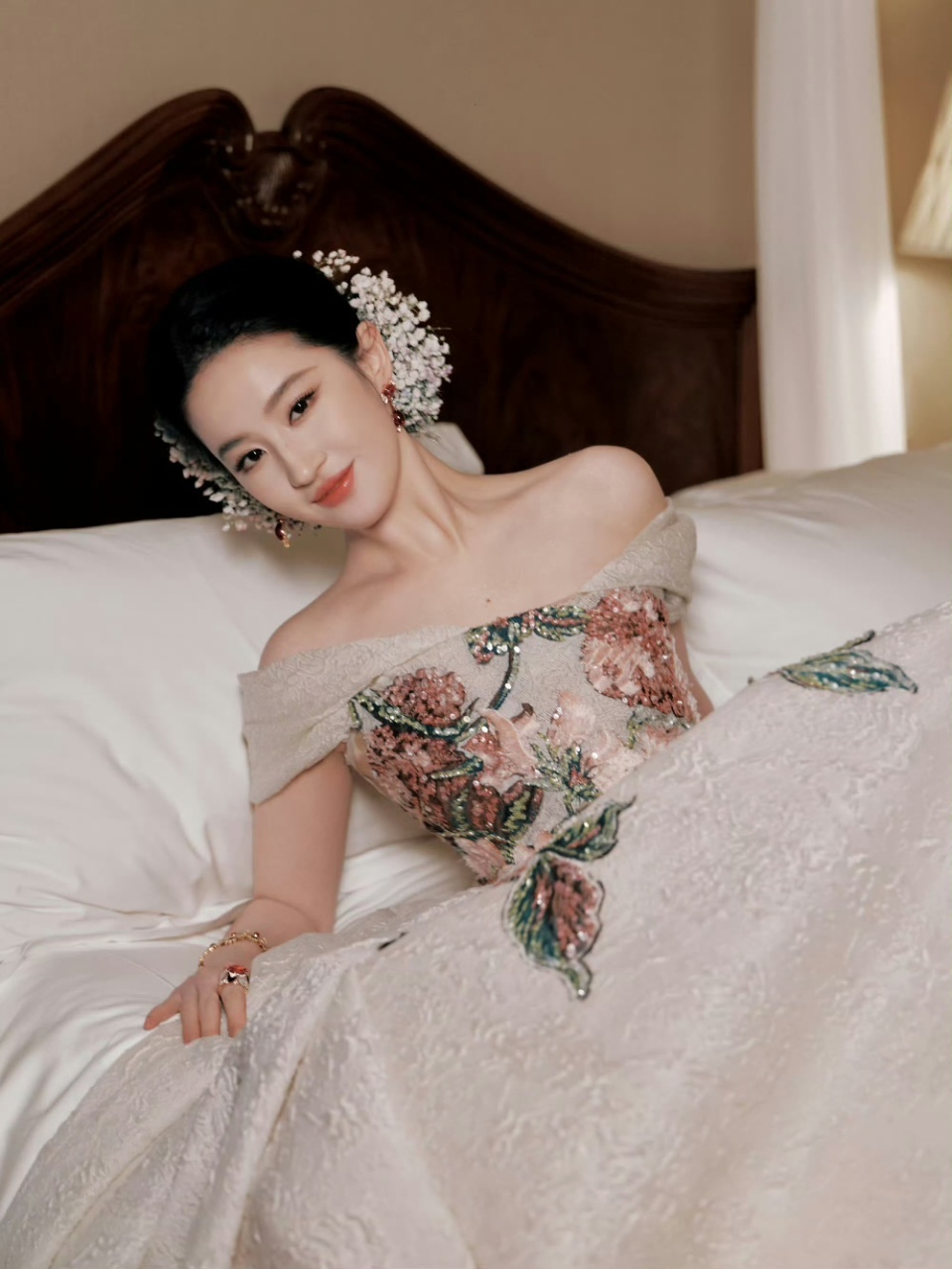娱乐[超话]刘亦菲分不清是天仙还是花仙了刘亦菲梦回白秀珠大小姐太美啦，真·今茜是