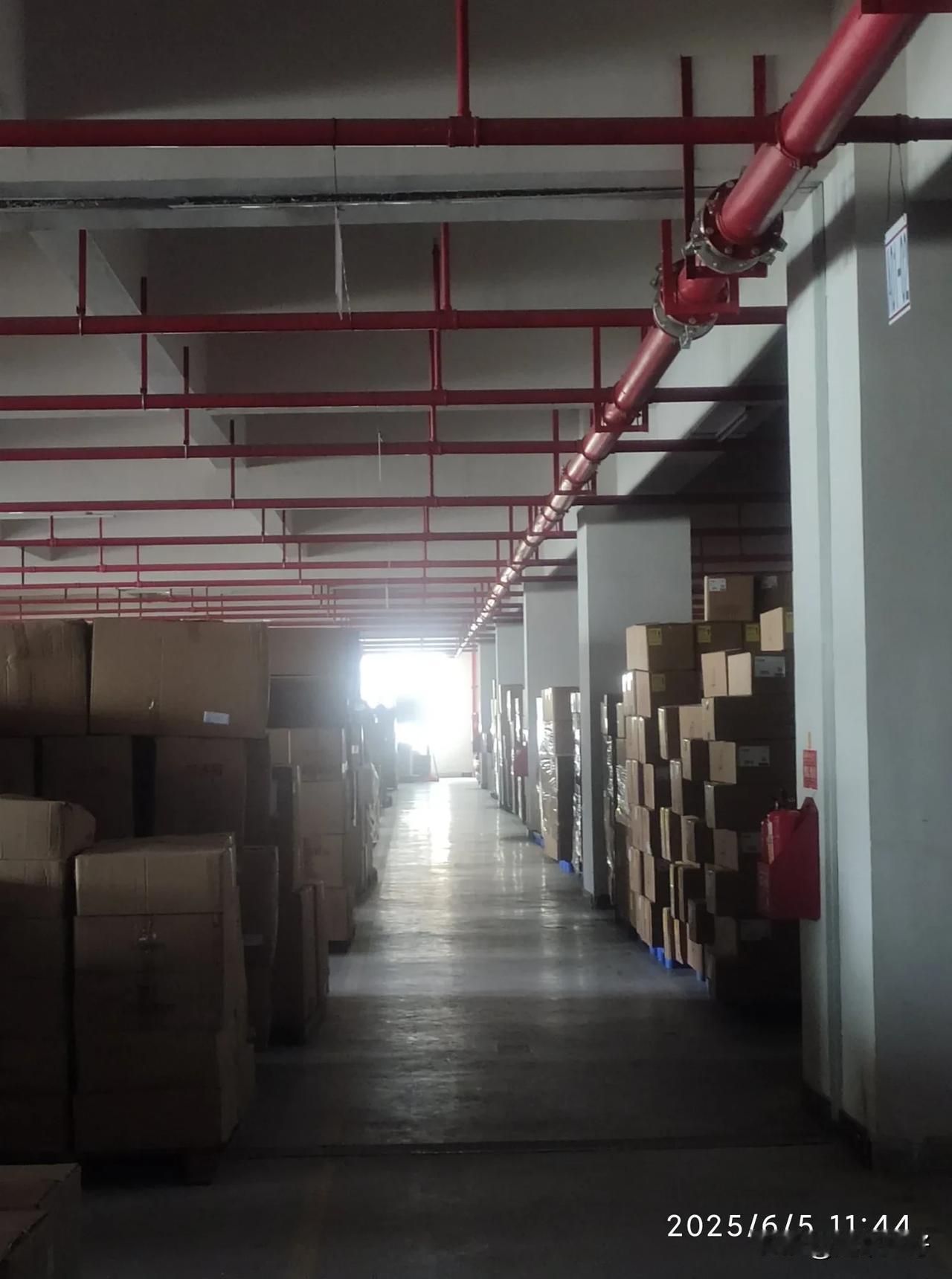 成品仓库里的一个专门负责出货装柜子的仓管在辞工，明天就要走人。
他们部门的经理挽