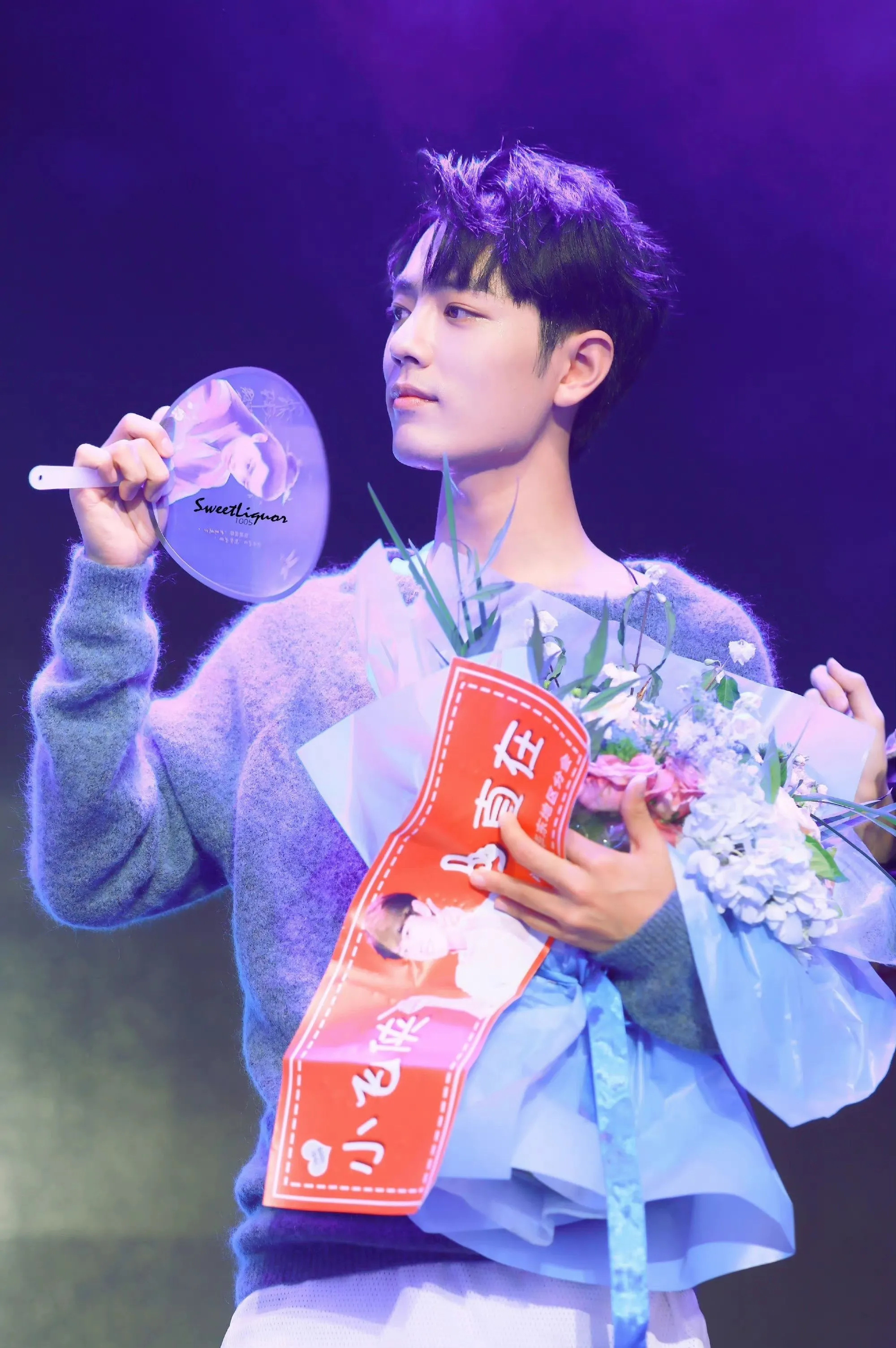 肖战2号飞青岛进组清新帅气的毛衣战 