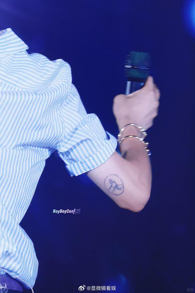 王源的履历全在身上 每一处纹身都藏着他的音乐故事，把热爱刻在身上，这份赤诚真的好