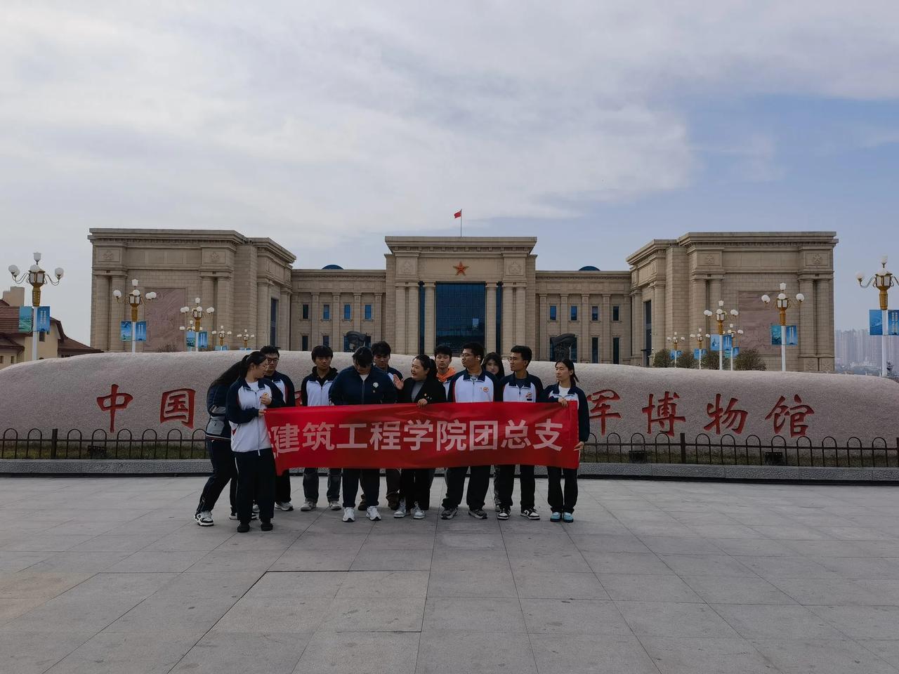 国防教育、爱国主义教育，坚持从中小学生抓起。这是青岛市的一次成功的做法。
中国人