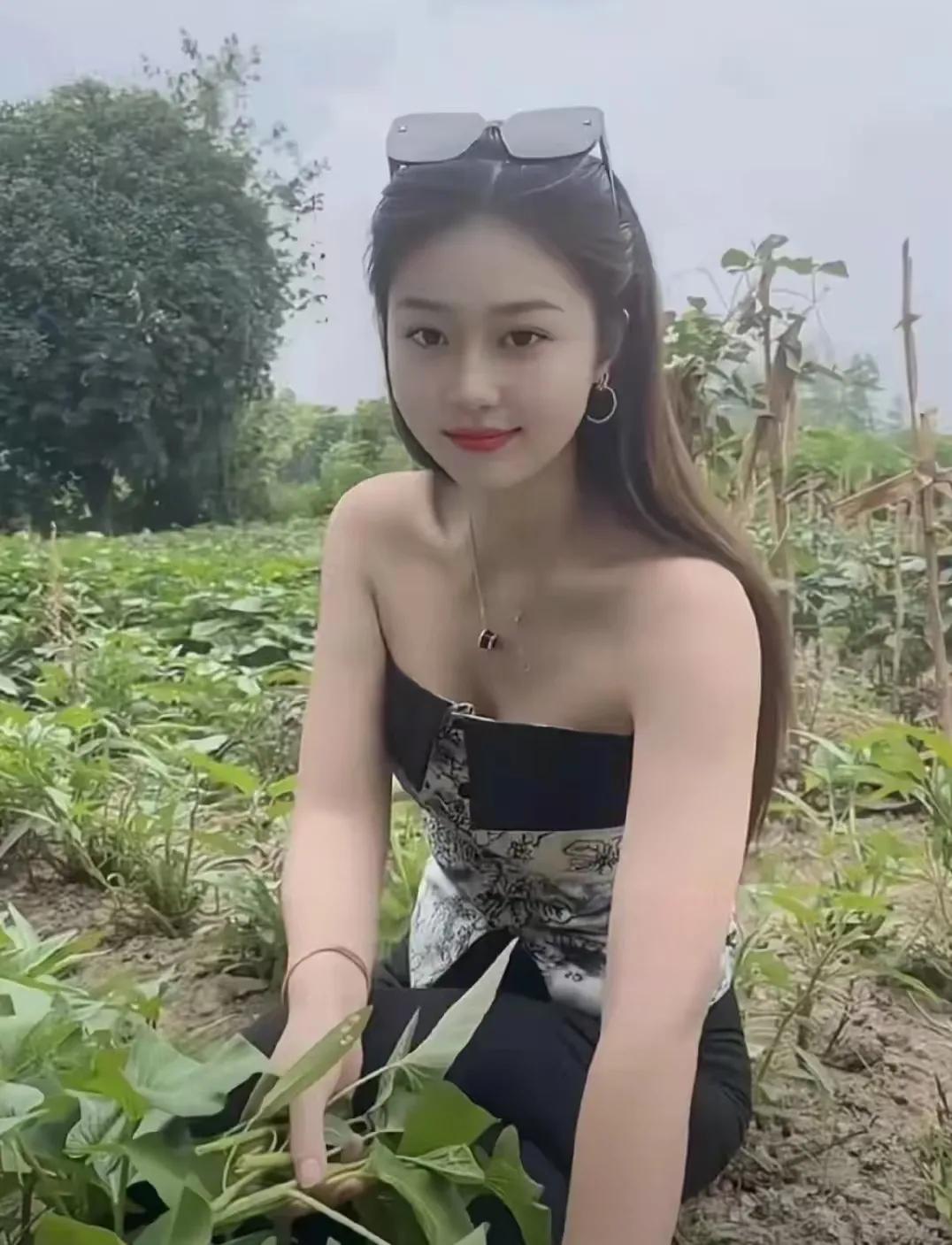 小梅，一个内心略带羞涩的女孩，总是在思考着一个问题：撒娇，究竟是不是爱情的通行证