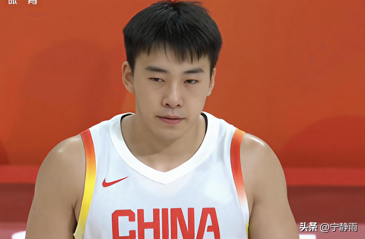 全场碾压，七人上双，中国男篮105：61大胜菲律宾，小组三连胜排名第一！——上次