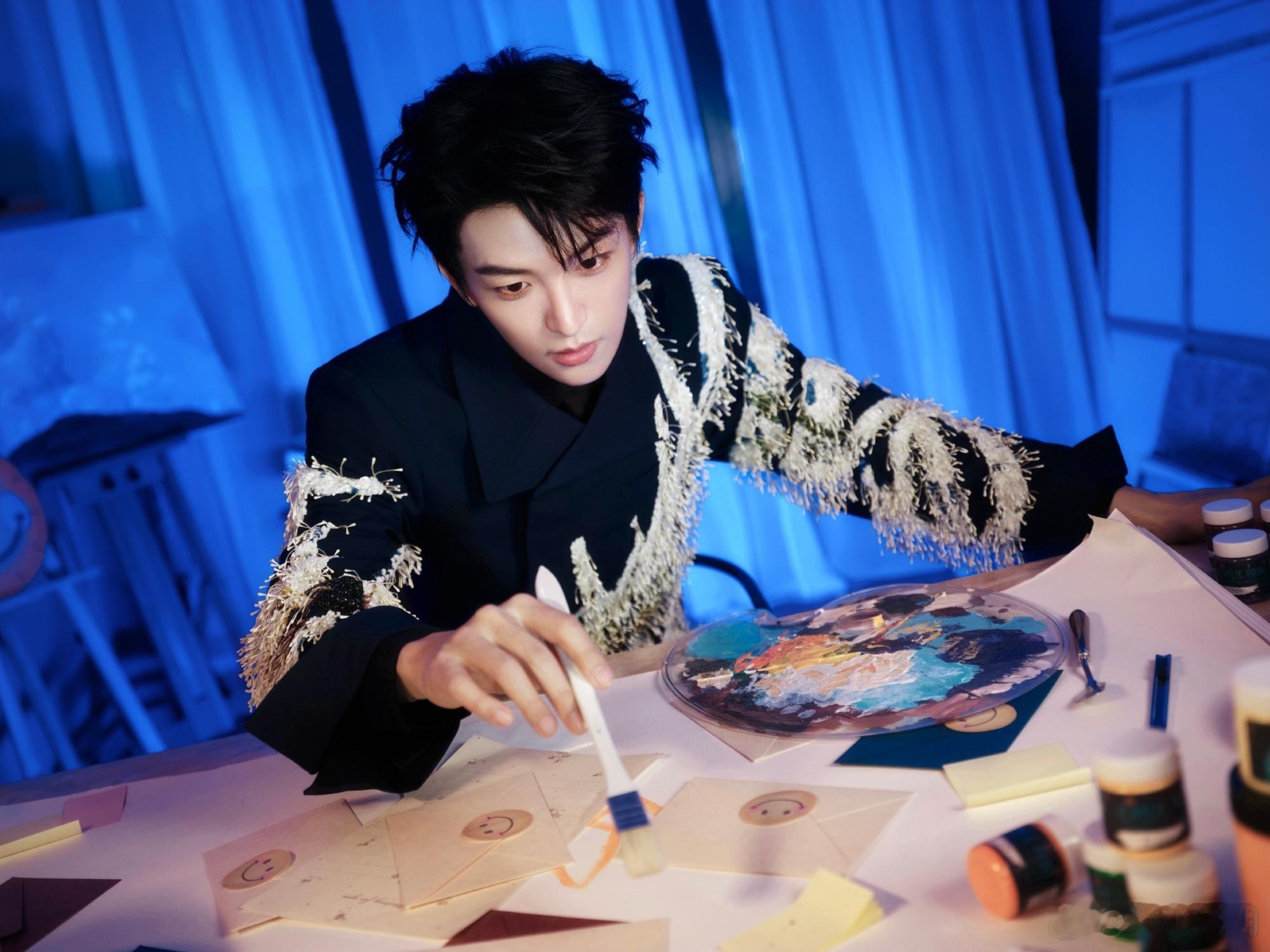 黄子弘凡深蓝流光高定身着深蓝流光高定惊艳亮相，自带清冷贵气，身姿挺拔宛若矜贵世家