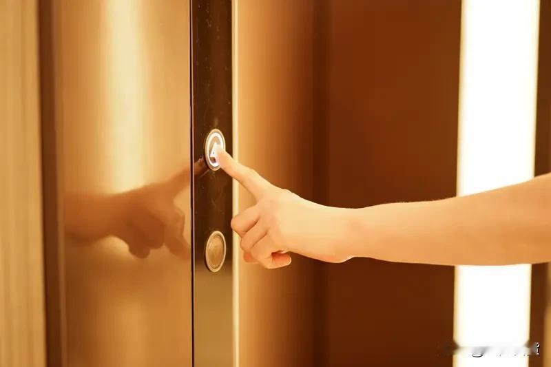 感恩之心，温暖常在。
2025，我要把“谢谢”送给“总把电梯门按住等我3秒的陌生