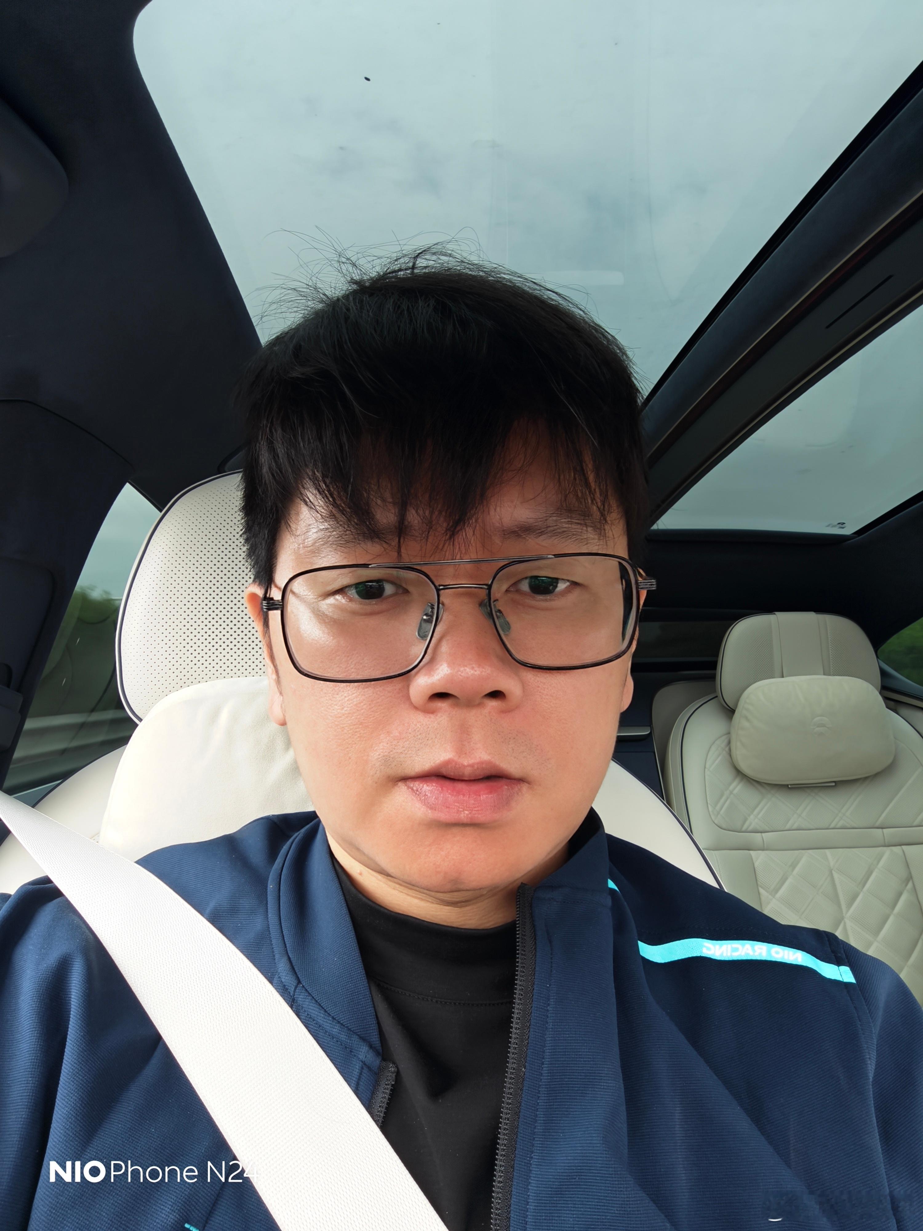 又是出差的一天，公路就开ET9，高铁就整商务座，出门在外身份都是自己给的，已经中