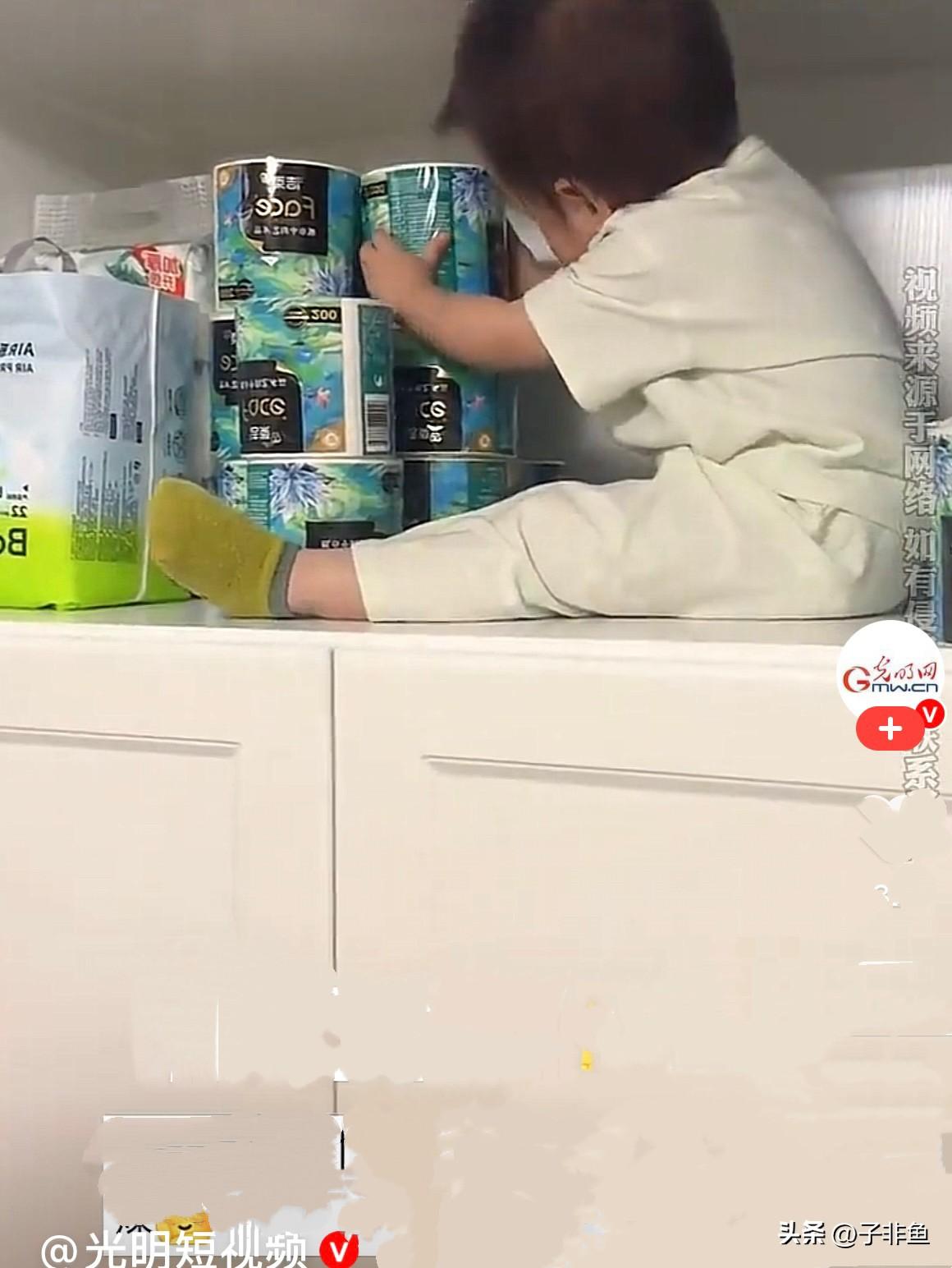 近日，辽宁一宝宝和宝爸配合摆卷纸，场景是温馨又可爱……
     宝宝坐在高高的