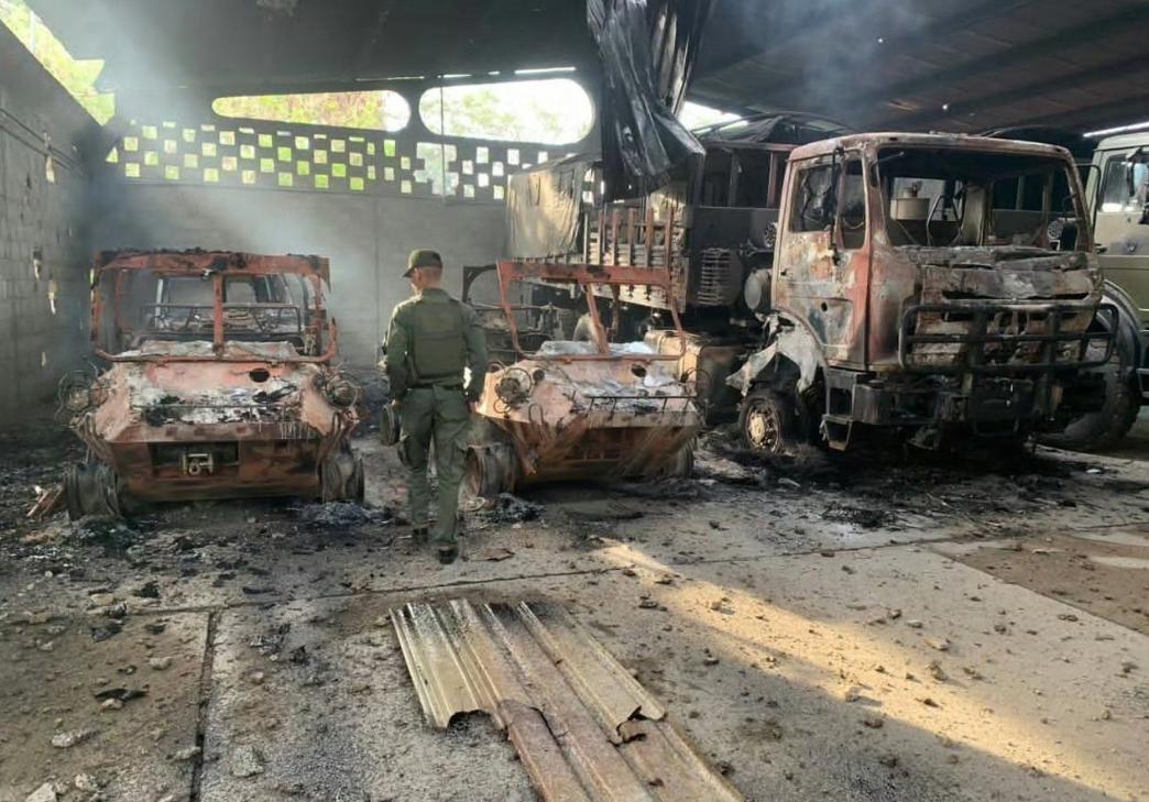 美军突袭致委军“山猫”全地形车损毁…
 
当防空警报的声音还在城市上空回荡时，委