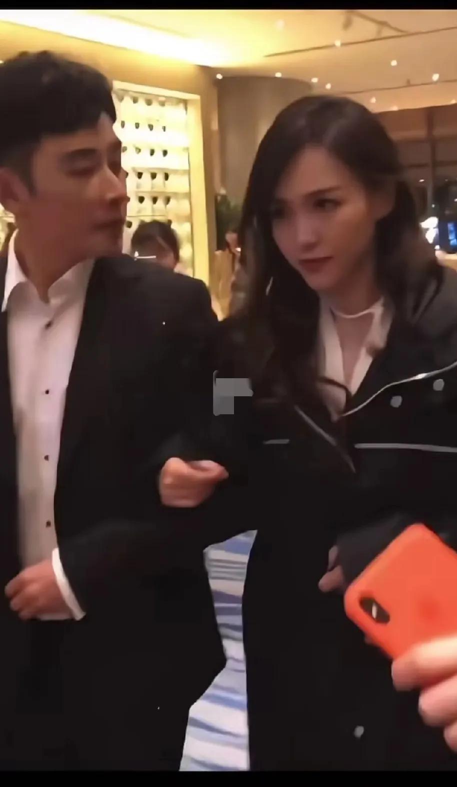 网传他们俩离婚，都不是事实，
罗晋父亲去世，唐嫣挽着罗晋的胳膊一起出现参加追悼会