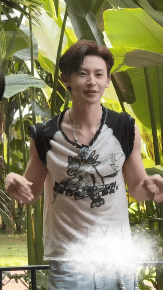 小鬼手势舞整张脸都在用力 小鬼排练时想偷偷换ending那段，应该是这期节目的高