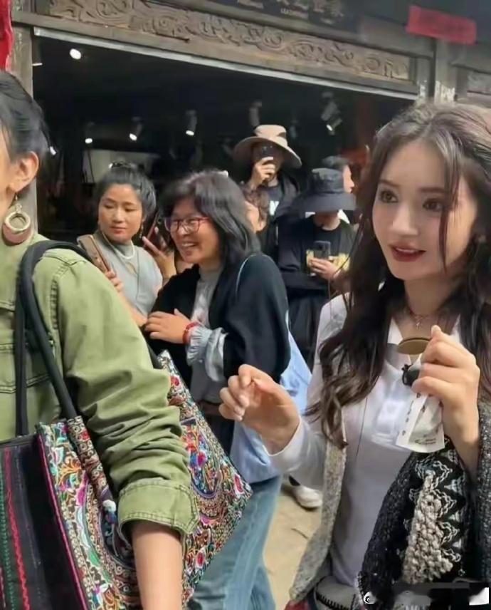 已婚已育麦迪娜直接碾压徐艺洋，骨相真的很重要，新疆人五官立体，浓颜的立体度无法忽