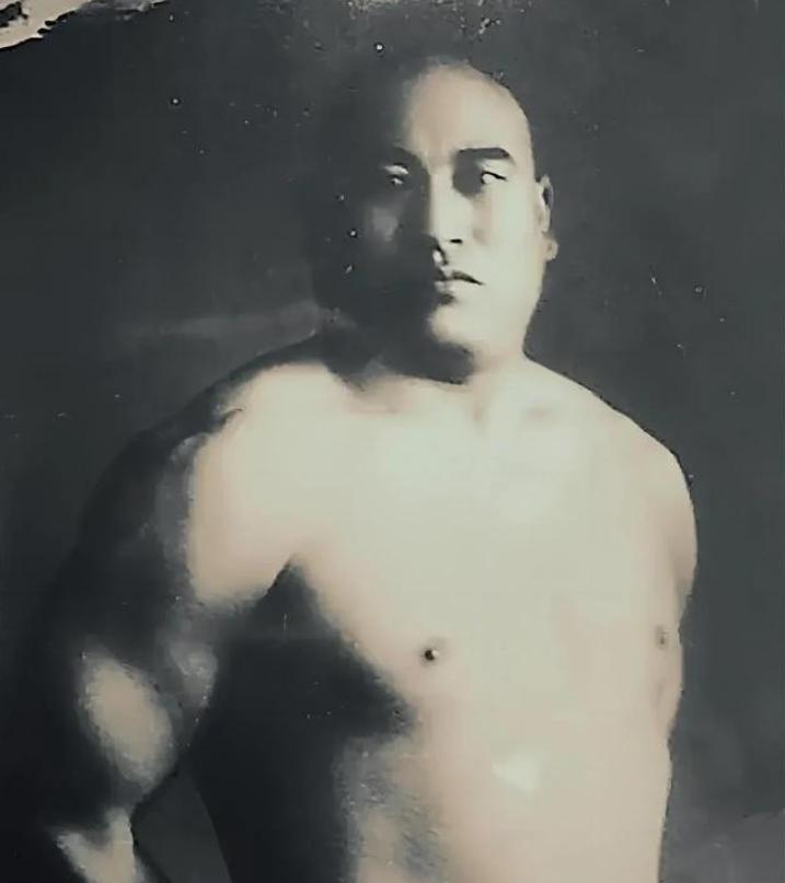 清末的武术大师都是人精，比如外号“杨无敌”的杨露禅，自己身强体壮，天天蹲下抓石碾