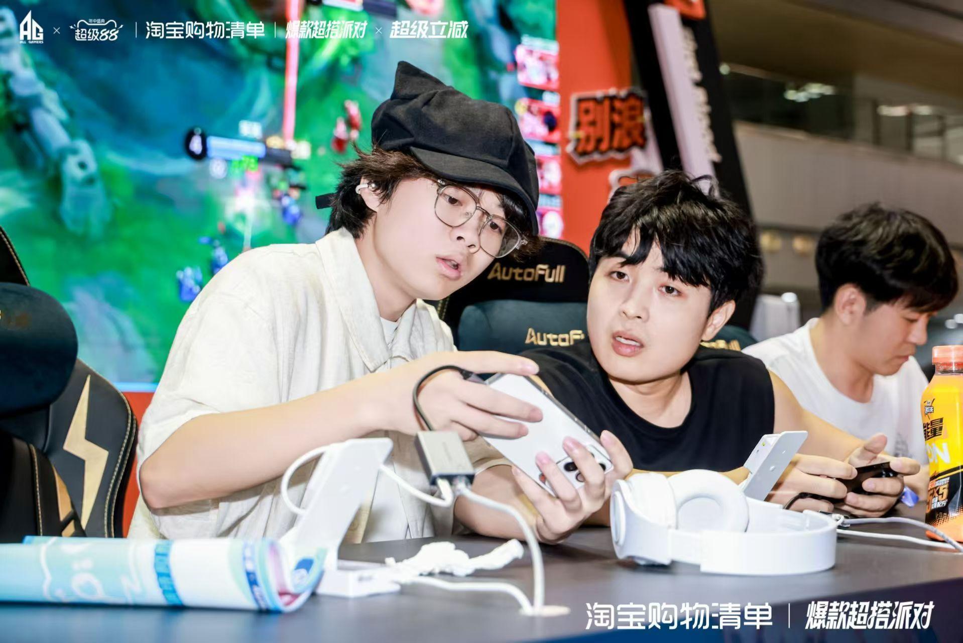 重庆OiOi漫展圆满收官！路人玩家赛场拼搏诠释电竞初心，淘宝福利完美收尾。线上深