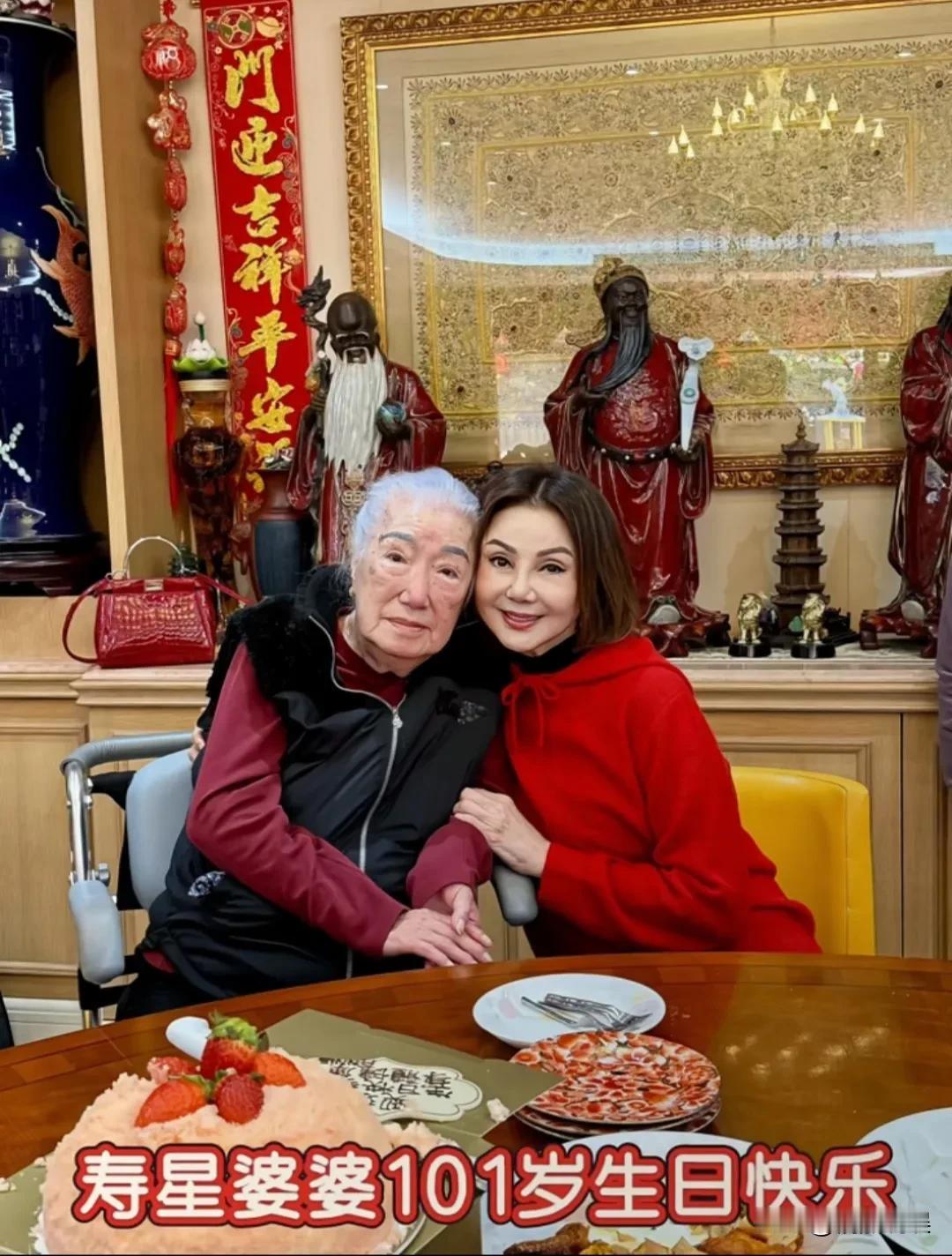 这应该是全网关系最好的一对婆媳了吧！
谢玲玲跟儿女、女婿、孙子们一起，庆祝婆婆（