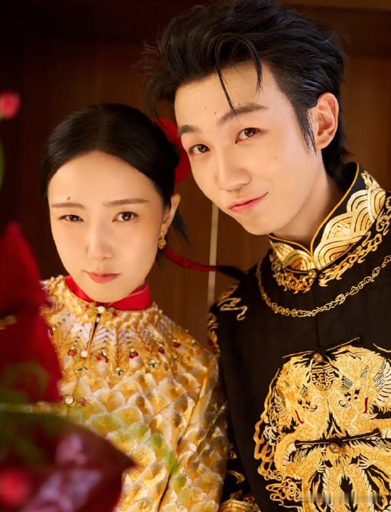 32岁白举纲，首晒素人老婆，夫妻俩连痣都是对称的！

9月17日晚，男歌手白举纲