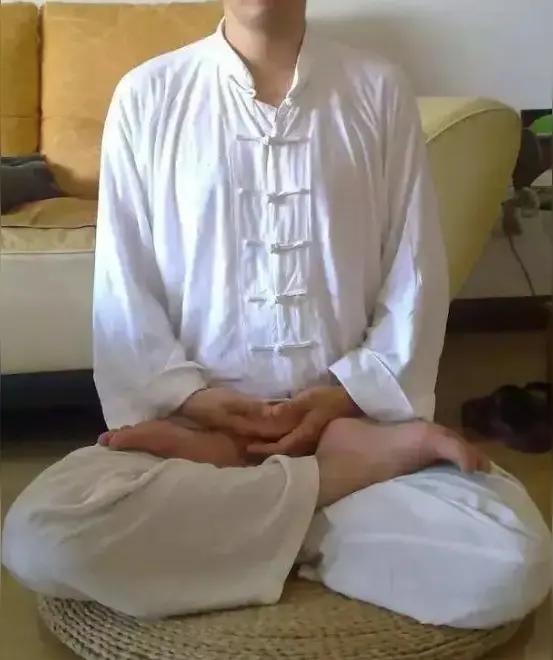 生活中难免碰到不尊重自己的人，有人选择沉默，有人选择翻脸，其实都不是上策。
沉默