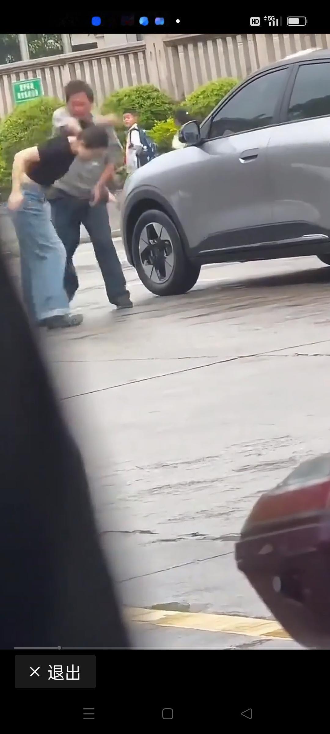 女子脚踹保安后被反手扇一耳光，全网吵翻：尊重从来都是相互的
 
这段短短几秒的现