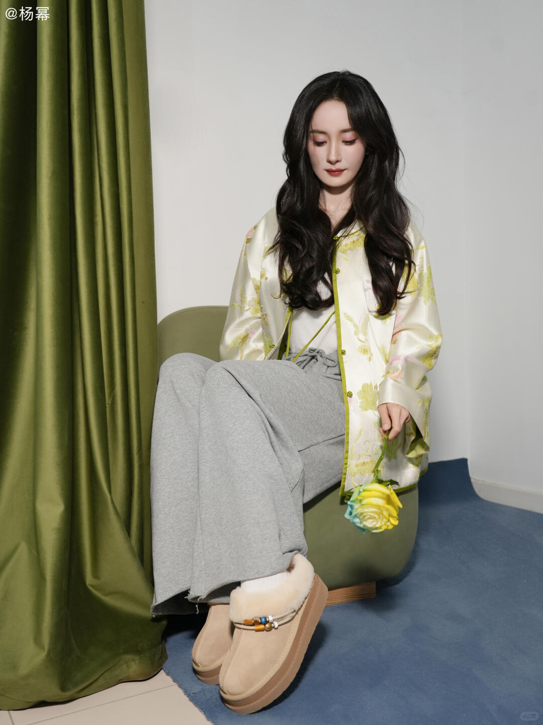 杨幂[超话]  这张全图分享一下～送花花🌸新中式外套+雪地勃肯鞋，杨幂这样搭也