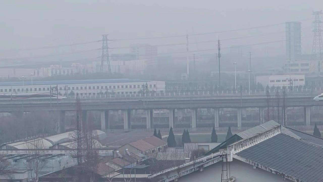 徐州东站，和谐号追复兴号已是难得一见，更有金凤凰跨站加入，三车同框瞬间太震撼！三
