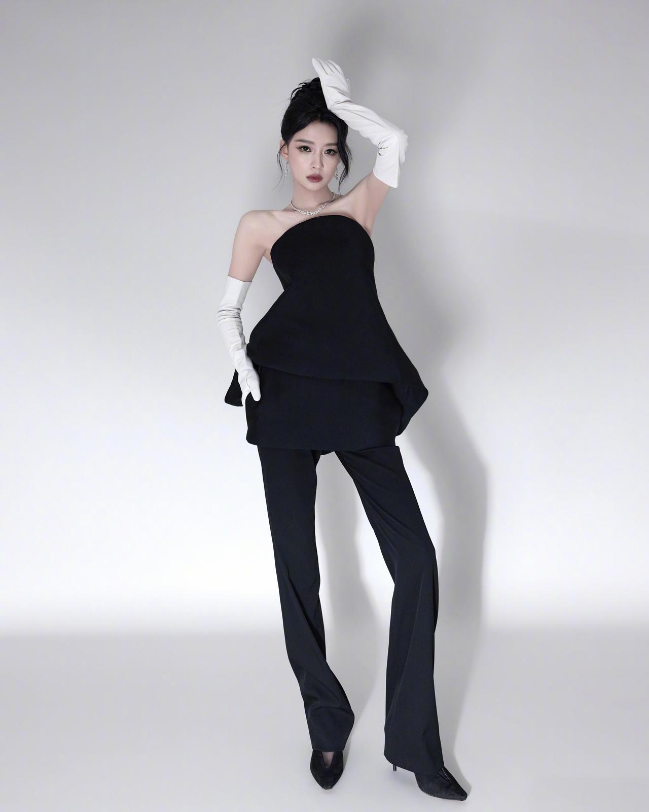 孙怡这套Balenciaga黑色抹胸套装堪称“黑白极简风”教科书。剪裁利落的抹胸
