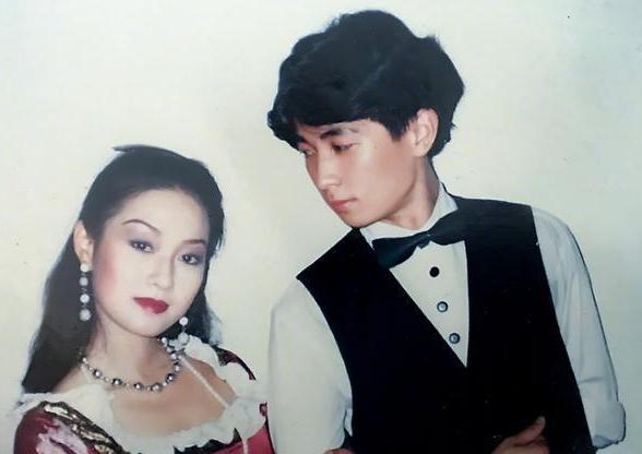 原来保剑锋与马伊琍居然是同学！

这是保剑锋与马伊琍共同参加排练舞台剧的合照：那